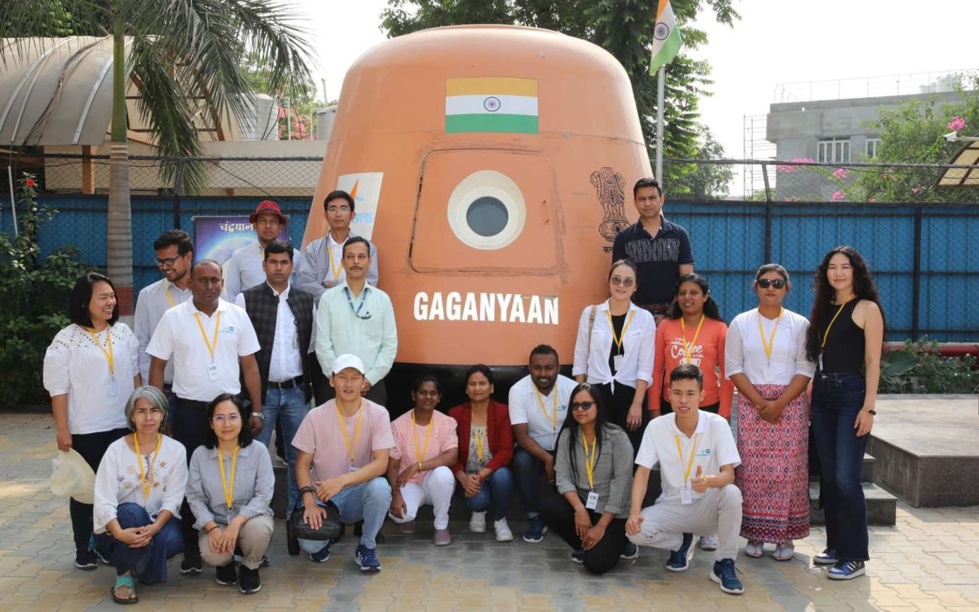 Mạnh (hàng ngồi, thứ 2 từ phải qua) và các bạn học tại IIRS tham quan mô hình tàu vũ trụ chở người đầu tiên của Ấn Độ Gaganyaan tại Trung tâm ứng dụng không gian (SAC) trực thuộc ISRO. Mạnh (hàng ngồi, thứ 2 từ phải qua) và các bạn học tại IIRS tham quan mô hình tàu vũ trụ chở người đầu tiên của Ấn Độ Gaganyaan tại Trung tâm ứng dụng không gian (SAC) trực thuộc ISRO.