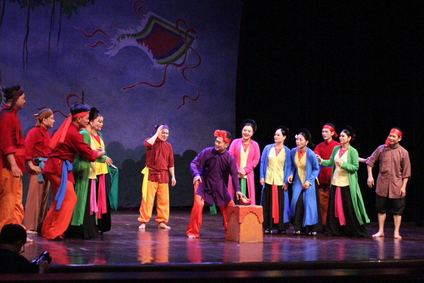 Trích đoạn Tấm Cám đi hội thử giày mang đến tiếng cười sảng khoái cho khán giả nhờ lối diễn xuất duyên dáng, hóm hỉnh của các nghệ sĩ.