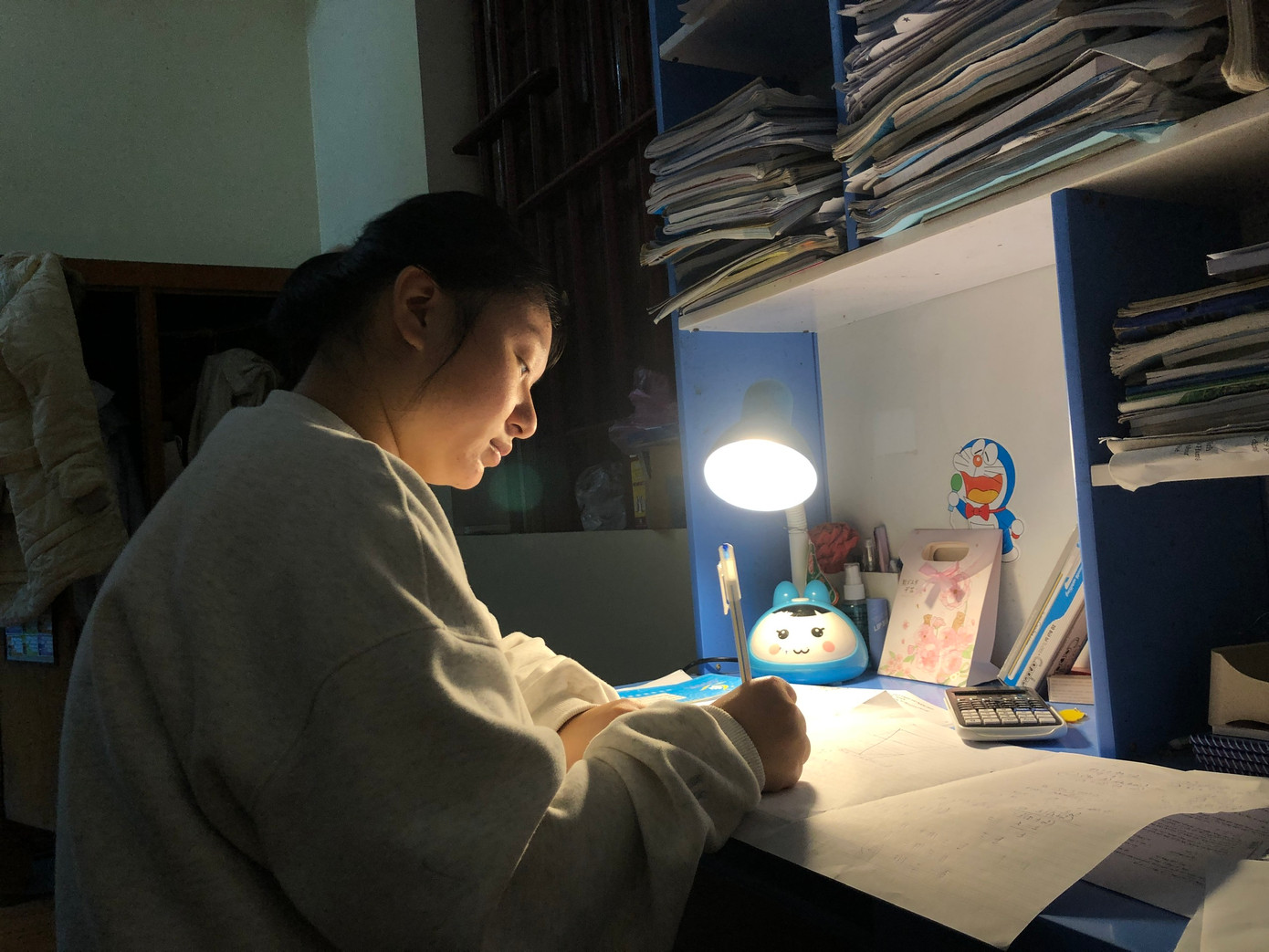 Nguyễn Thị Mai Phương, học sinh Trường THPT Kim Liên (Đống Đa) tích cực ôn thi để tăng cơ hội vào đại học. Nguyễn Thị Mai Phương, học sinh Trường THPT Kim Liên (Đống Đa) tích cực ôn thi để tăng cơ hội vào đại học.