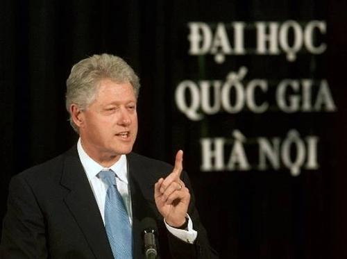 Tổng thống Hoa Kỳ Bill Clinton phát biểu tại Đại học quốc gia Hà Nội tháng 11 năm 2000. (Ảnh: AP)