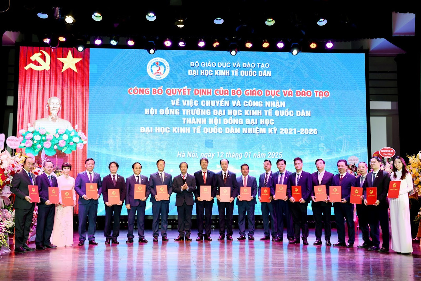 Đồng chí Nguyễn Kim Sơn - Ủy viên BCH Trung ương Đảng, Bộ trưởng Bộ GD&ĐT trao Quyết định của Bộ GD&ĐT về việc chuyển và công nhận Hội đồng trường Đại học Kinh tế Quốc dân thành Hội đồng Đại học Kinh tế Quốc dân. Đồng chí Nguyễn Kim Sơn - Ủy viên BCH Trung ương Đảng, Bộ trưởng Bộ GD&ĐT trao Quyết định của Bộ GD&ĐT về việc chuyển và công nhận Hội đồng trường Đại học Kinh tế Quốc dân thành Hội đồng Đại học Kinh tế Quốc dân.