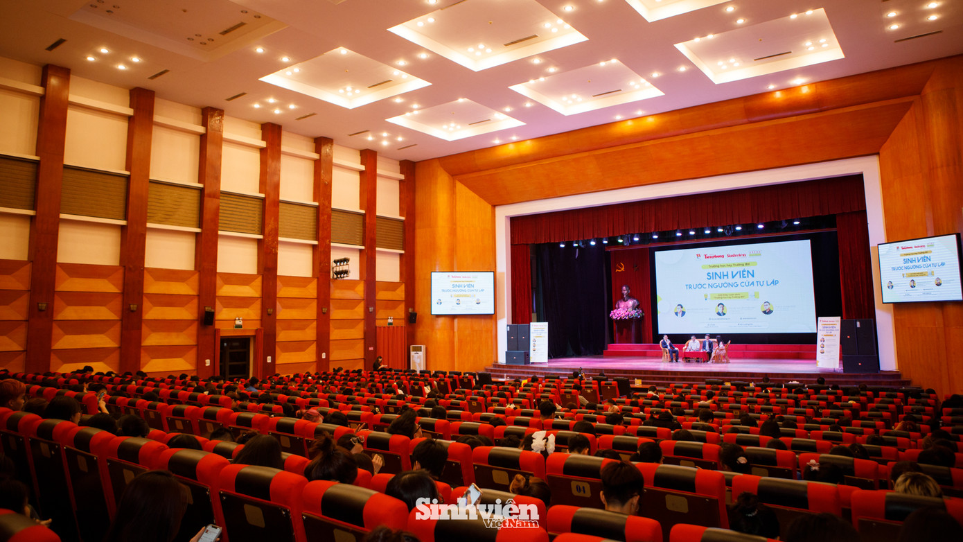 Toàn cảnh Toạ đàm Sinh viên trước ngưỡng cửa tự lập. Toàn cảnh Toạ đàm Sinh viên trước ngưỡng cửa tự lập.