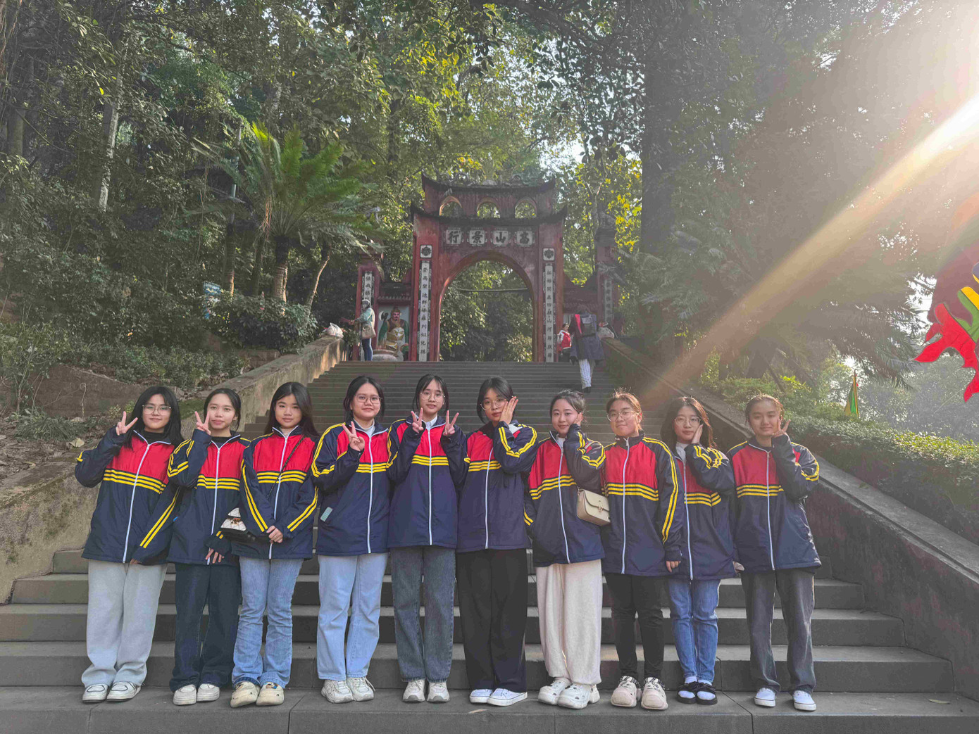 Uyển Nhi cùng các bạn đến Lễ dâng hương tại Đền Hùng khi còn học THPT.