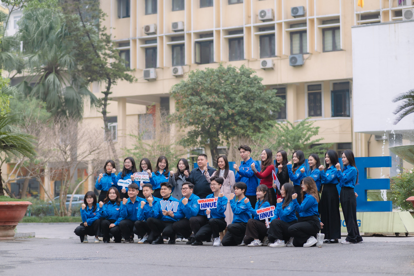 Hoàng Trang cùng các thành viên Đội Thanh niên Xung kích Trường. Hoàng Trang cùng các thành viên Đội Thanh niên Xung kích Trường.