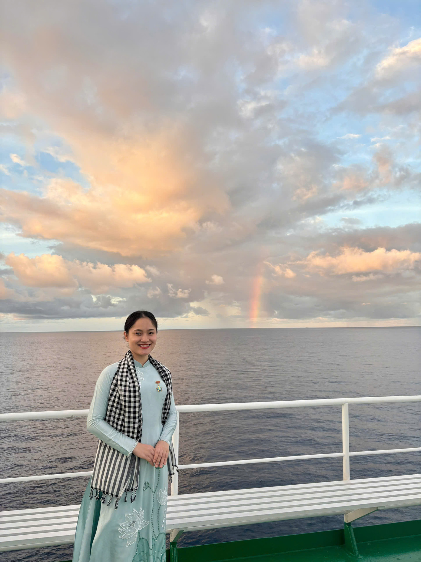 Ca sĩ Thu Lương tự hào với huy hiệu chiến sĩ Trường Sa. Ca sĩ Thu Lương tự hào với huy hiệu chiến sĩ Trường Sa.