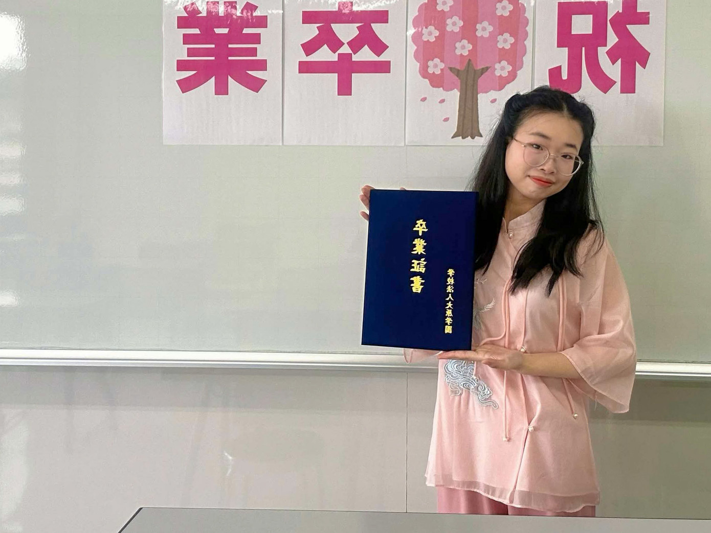 Bùi Như Ngọc, du học sinh Trường Đại học Osaka Jogakuin (Nhật Bản), tự hào với tấm bằng tốt nghiệp, món quà ý nghĩa dành tặng mẹ và bà nhân dịp 8/3. Bùi Như Ngọc, du học sinh Trường Đại học Osaka Jogakuin (Nhật Bản), tự hào với tấm bằng tốt nghiệp, món quà ý nghĩa dành tặng mẹ và bà nhân dịp 8/3.