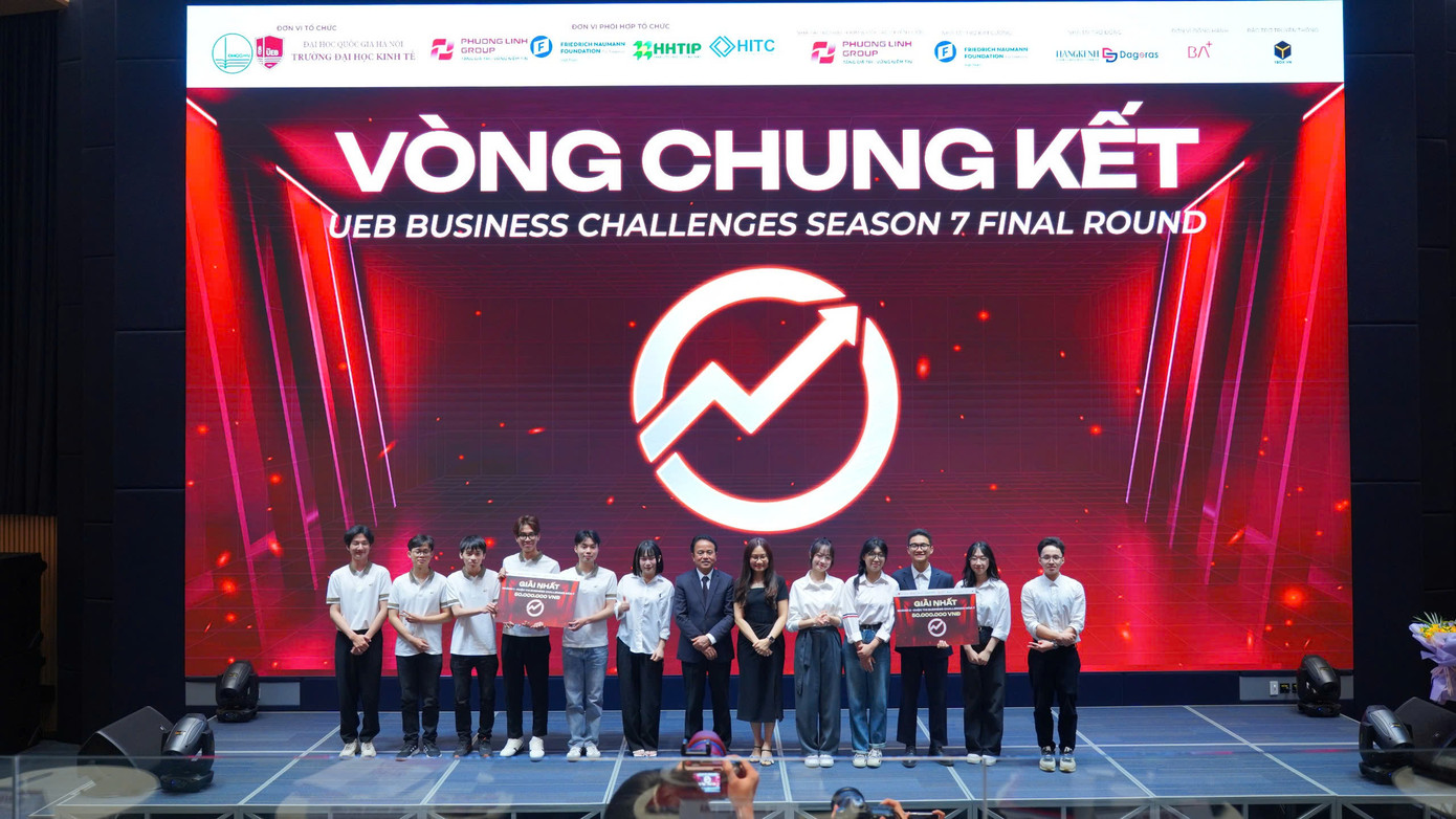 Khoảnh khắc đội Llamas (BTEC FPT) và Trailblazers (Trường Quốc tế – ĐHQGHN) vinh dự nhận Giải Nhất ở hai bảng thi – minh chứng cho sức bật của những ý tưởng đột phá trong thế hệ doanh nhân trẻ thời đại số.
