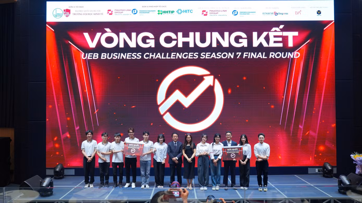Khoảnh khắc đội Llamas (BTEC FPT) và Trailblazers (Trường Quốc tế – ĐHQGHN) vinh dự nhận Giải Nhất ở hai bảng thi – minh chứng cho sức bật của những ý tưởng đột phá trong thế hệ doanh nhân trẻ thời đại số. Khoảnh khắc đội Llamas (BTEC FPT) và Trailblazers (Trường Quốc tế – ĐHQGHN) vinh dự nhận Giải Nhất ở hai bảng thi – minh chứng cho sức bật của những ý tưởng đột phá trong thế hệ doanh nhân trẻ thời đại số.