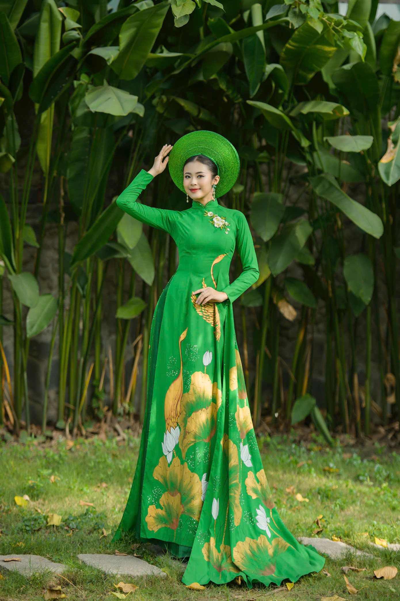 Tà áo dài thướt tha hòa quyện cùng nét tự tin, trí tuệ và bản lĩnh của Trang, một đại diện tiêu biểu cho thế hệ trẻ Việt Nam. Tà áo dài thướt tha hòa quyện cùng nét tự tin, trí tuệ và bản lĩnh của Trang, một đại diện tiêu biểu cho thế hệ trẻ Việt Nam.