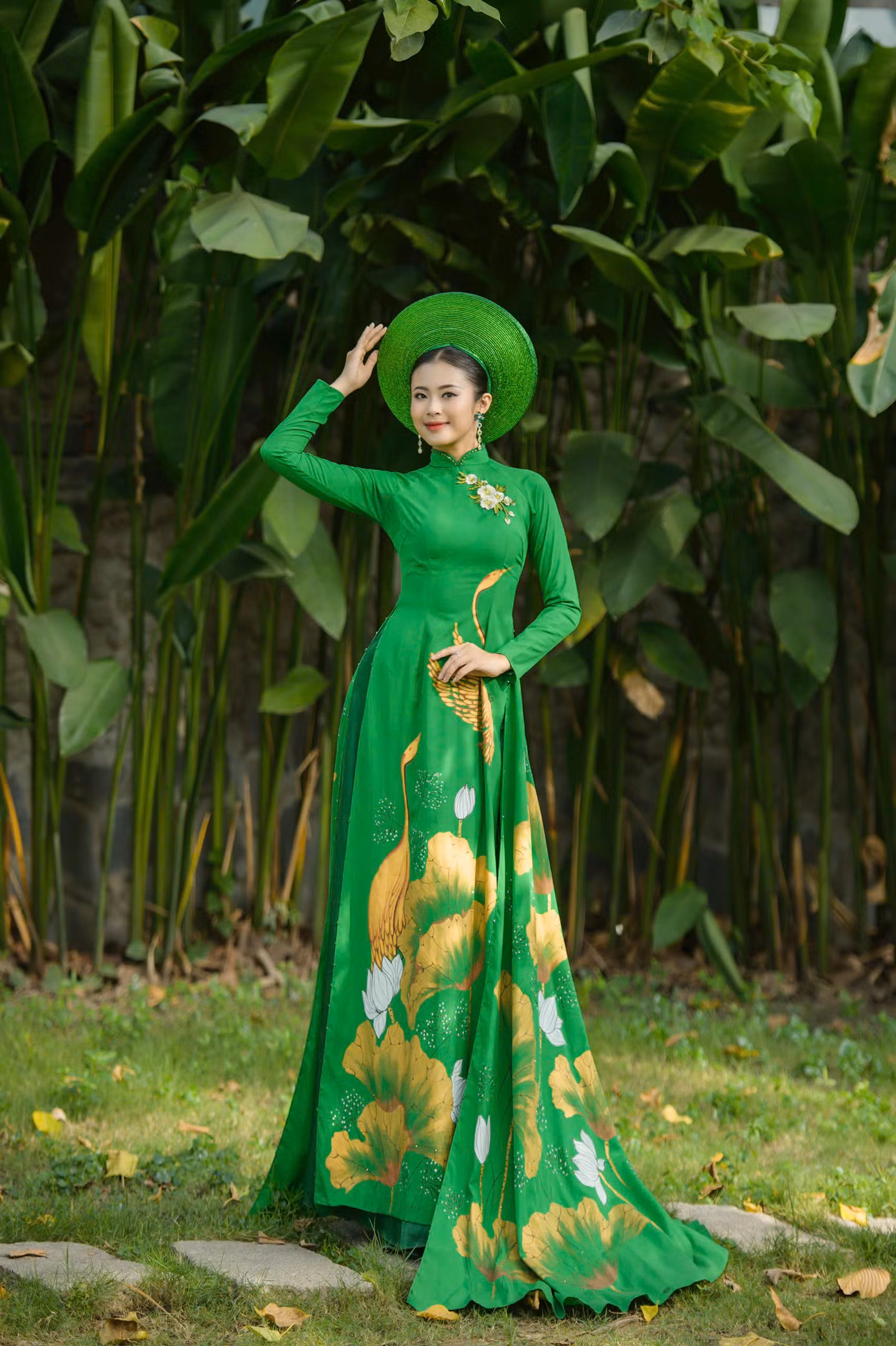 Tà áo dài thướt tha hòa quyện cùng nét tự tin, trí tuệ và bản lĩnh của Trang, một đại diện tiêu biểu cho thế hệ trẻ Việt Nam.