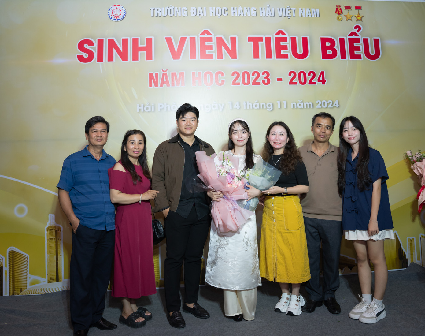 Phương Mai bên gia đình – nguồn động viên lớn nhất trên hành trình phát triển bản thân.