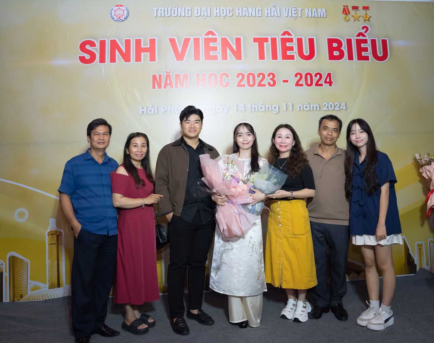 Phương Mai bên gia đình – nguồn động viên lớn nhất trên hành trình phát triển bản thân.