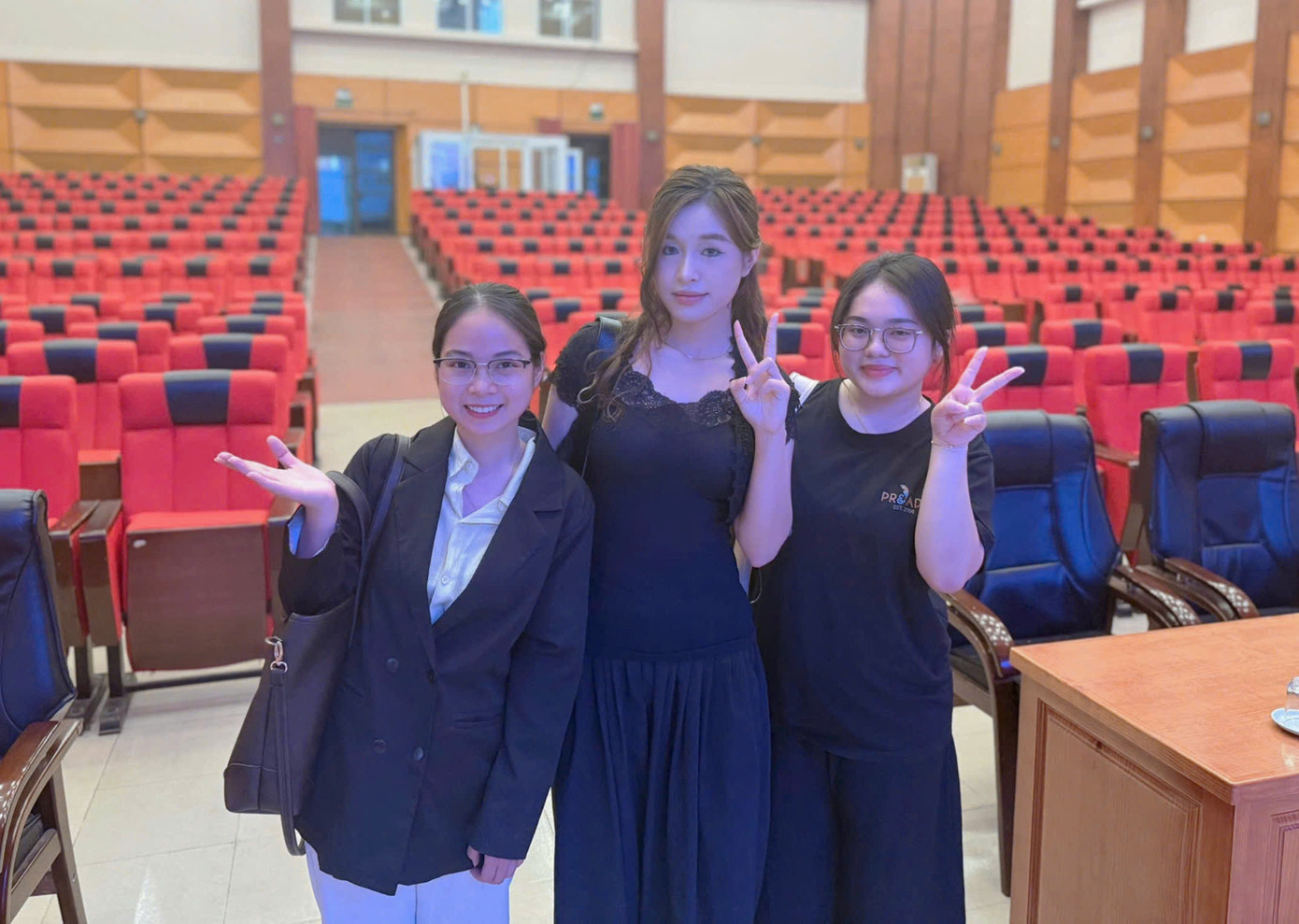 Hồng Hoa đã cùng các bạn thực tập viên khác phối hợp tác nghiệp, chia sẻ kinh nghiệm trong những chuyến đi lấy tin thực tế. Hồng Hoa đã cùng các bạn thực tập viên khác phối hợp tác nghiệp, chia sẻ kinh nghiệm trong những chuyến đi lấy tin thực tế.