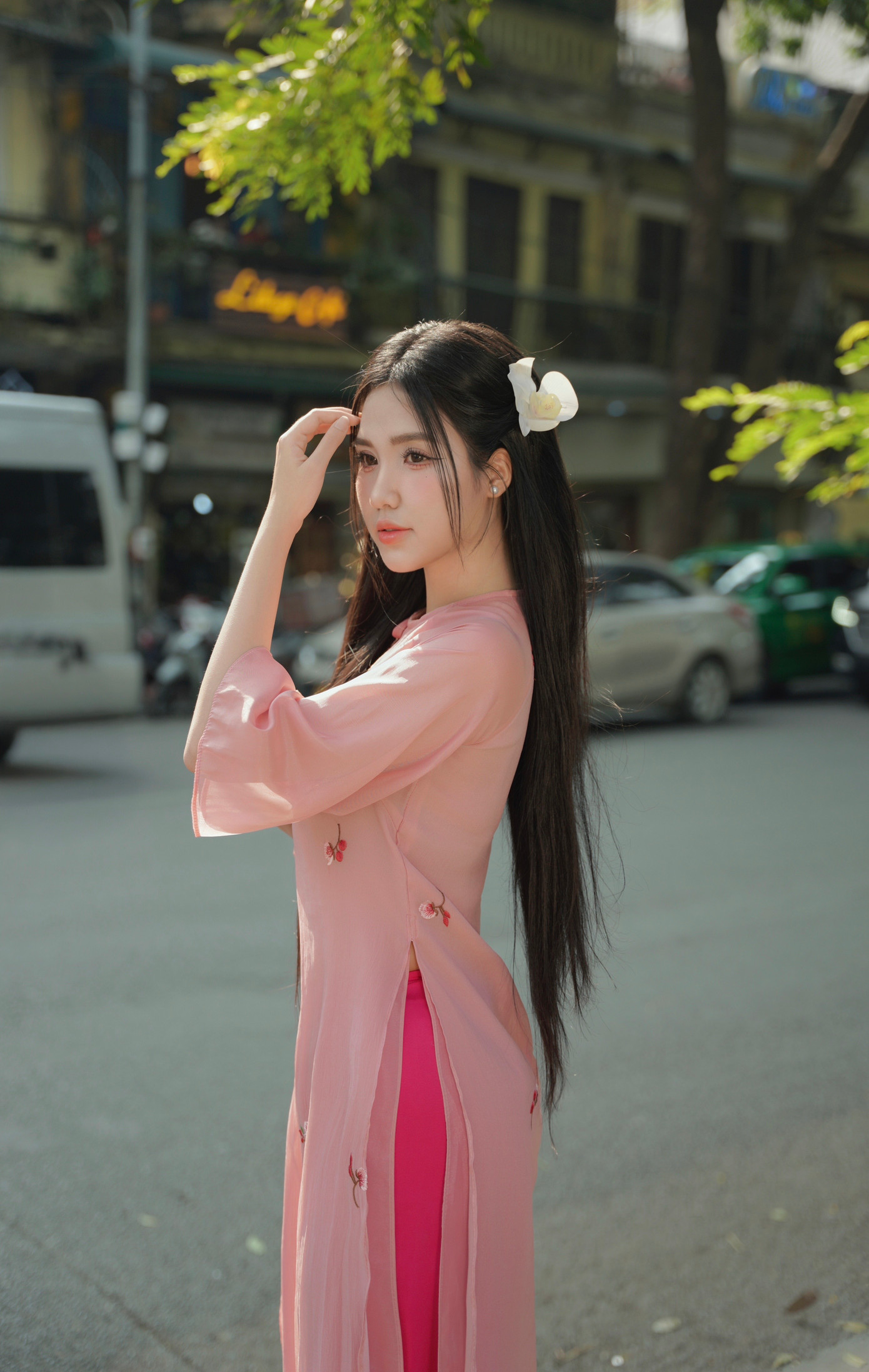 Áo dài không chỉ là trang phục, mà còn là cách để mỗi người con Việt lưu giữ và tự hào về bản sắc dân tộc.