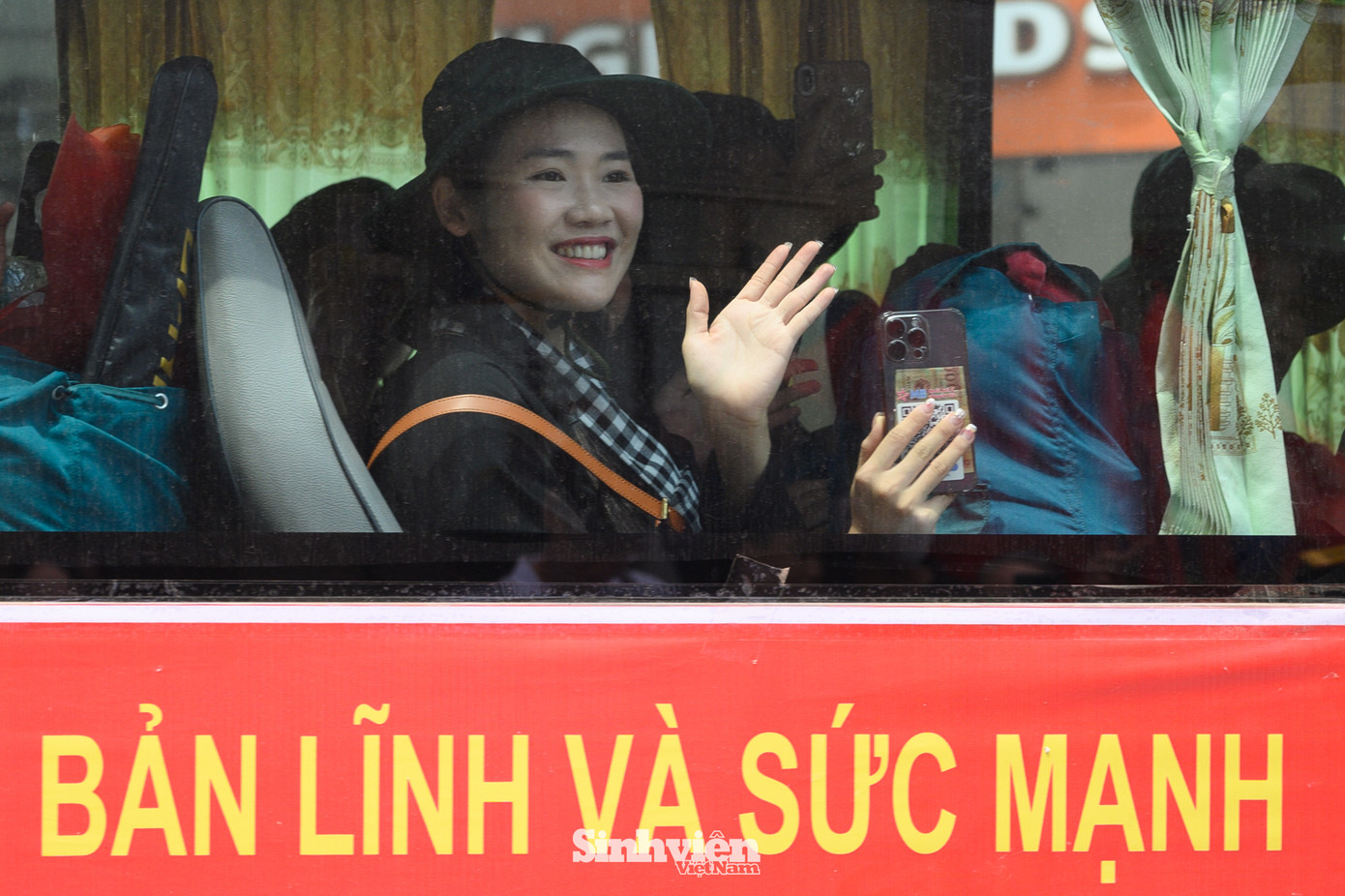 Trên gương mặt của các "chiến sĩ A80" luôn là nụ cười rạng rỡ. Hành trang đặc biệt mà họ mang theo chính là niềm tự hào và ý chí quyết tâm hoàn thành xuất sắc nhiệm vụ. (Ảnh: Lê Trung)