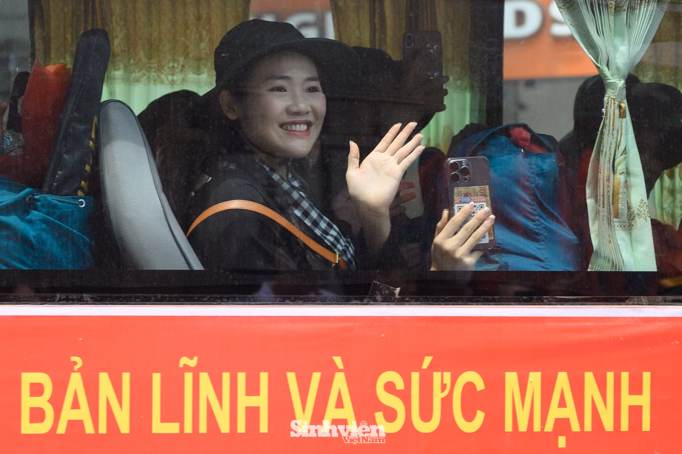 Trên gương mặt của các "chiến sĩ A80" luôn là nụ cười rạng rỡ. Hành trang đặc biệt mà họ mang theo chính là niềm tự hào và ý chí quyết tâm hoàn thành xuất sắc nhiệm vụ. (Ảnh: Lê Trung)