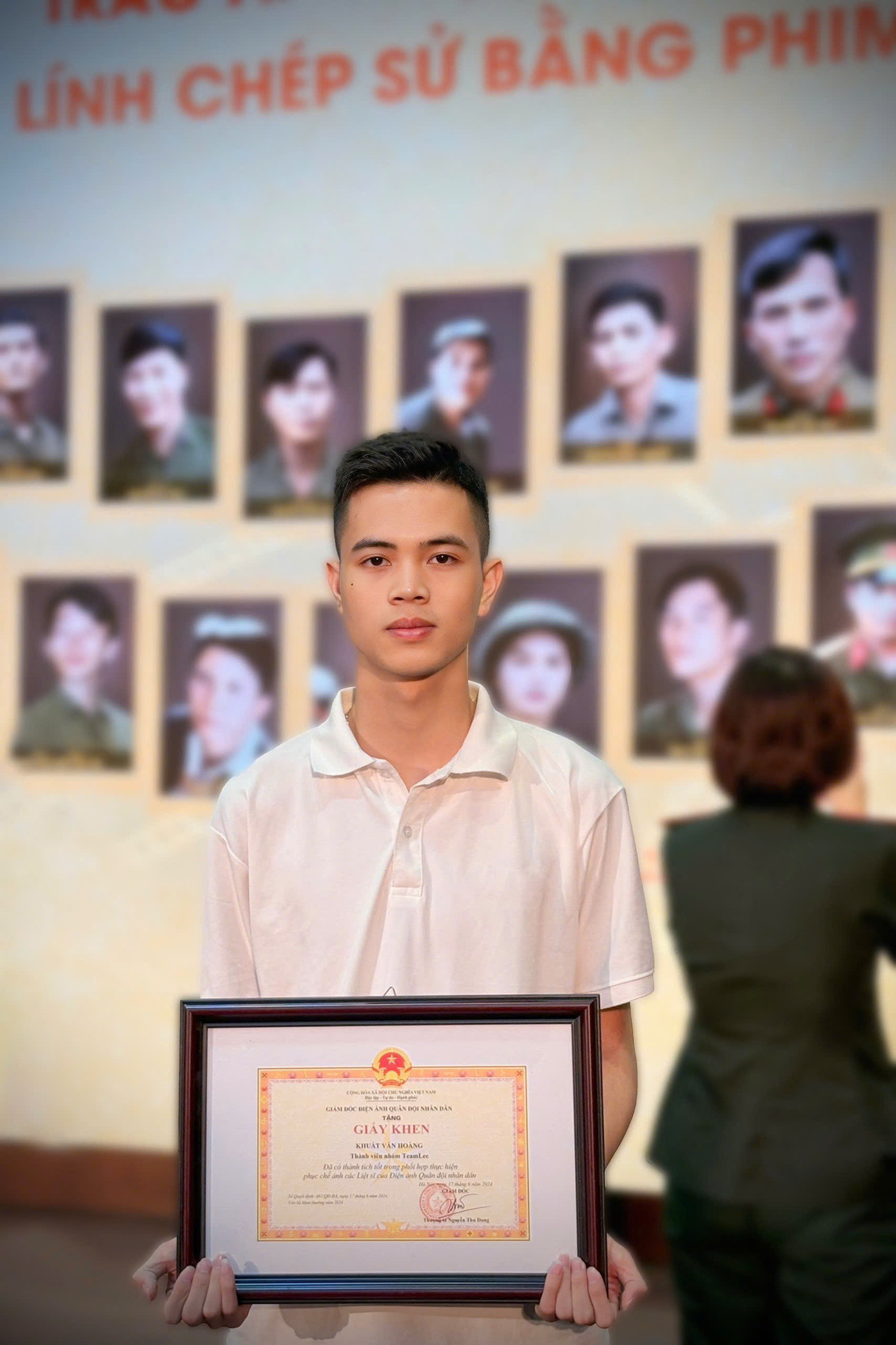 Văn Hoàng được trao Giấy khen vì có thành tích tốt trong phối hợp thực hiện phục chế ảnh các Liệt sĩ của Điện ảnh Quân đội nhân dân. Văn Hoàng được trao Giấy khen vì có thành tích tốt trong phối hợp thực hiện phục chế ảnh các Liệt sĩ của Điện ảnh Quân đội nhân dân.