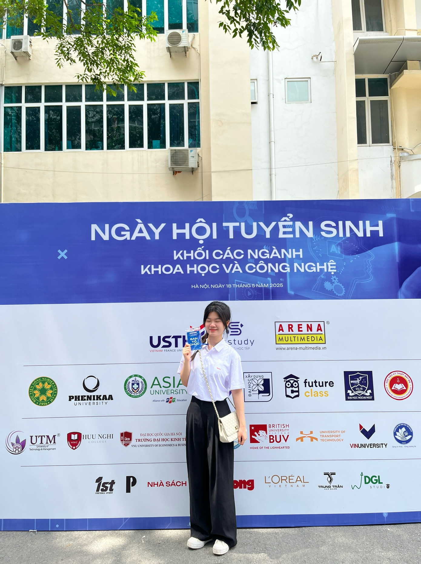 Lan Anh là cộng tác viên hỗ trợ tổ chức sự kiện Ngày hội tuyển sinh khối các ngành Khoa học và Công nghệ.