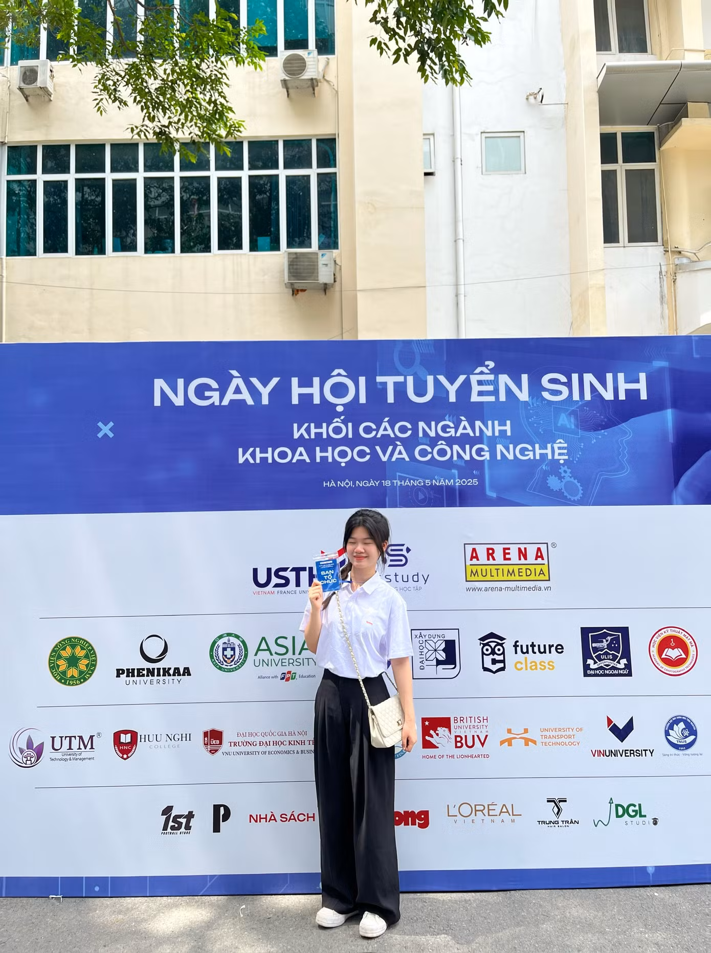 Lan Anh là cộng tác viên hỗ trợ tổ chức sự kiện Ngày hội tuyển sinh khối các ngành Khoa học và Công nghệ.