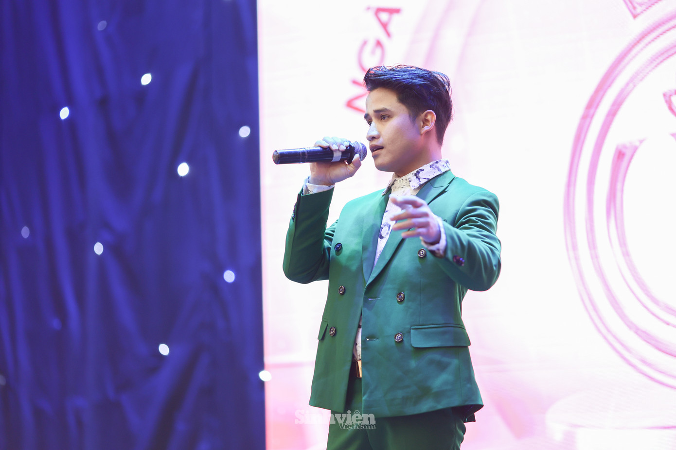 Nhà báo Lê Minh Toản - Phó Tổng Biên tập Báo Tiền Phong bày tỏ sự ấn tượng với giọng ca nội lực của nam ca sĩ, ông nói: &quot;Tiếng hát của Hồ Văn Kãnh đã làm nóng cả hội trường&quot;.