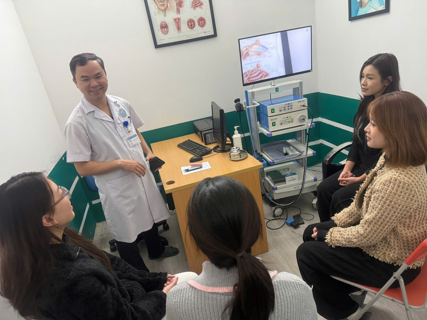 Theo Bác sĩ Sơn, tuân thủ luật giao thông và không lái xe khi đã sử dụng rượu bia sẽ giúp giảm nguy cơ chấn thương vùng tai mũi họng do tai nạn. Theo Bác sĩ Sơn, tuân thủ luật giao thông và không lái xe khi đã sử dụng rượu bia sẽ giúp giảm nguy cơ chấn thương vùng tai mũi họng do tai nạn.