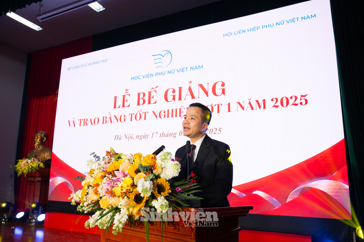 TS. Nguyễn Phi Long - Trưởng phòng Đào tạo trình bày báo cáo tổng kết công tác đào tạo khóa học đại học 2021 - 2025 và công bố các quyết định tốt nghiệp. Theo đó, Học viện Phụ nữ Việt Nam có 237 cử nhân tốt nghiệp đợt 1 năm 2025.