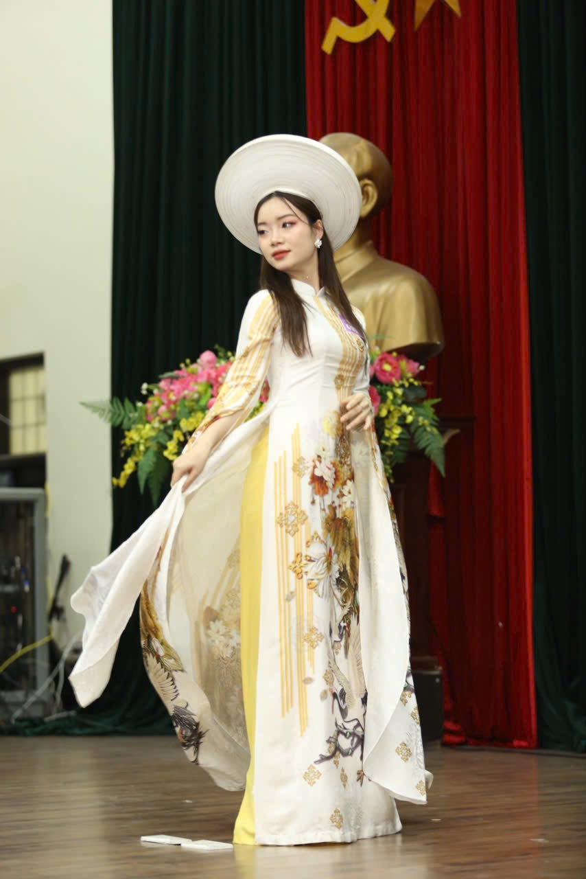 Á khôi Minh Ngọc tự tin trong phần thi áo dài.