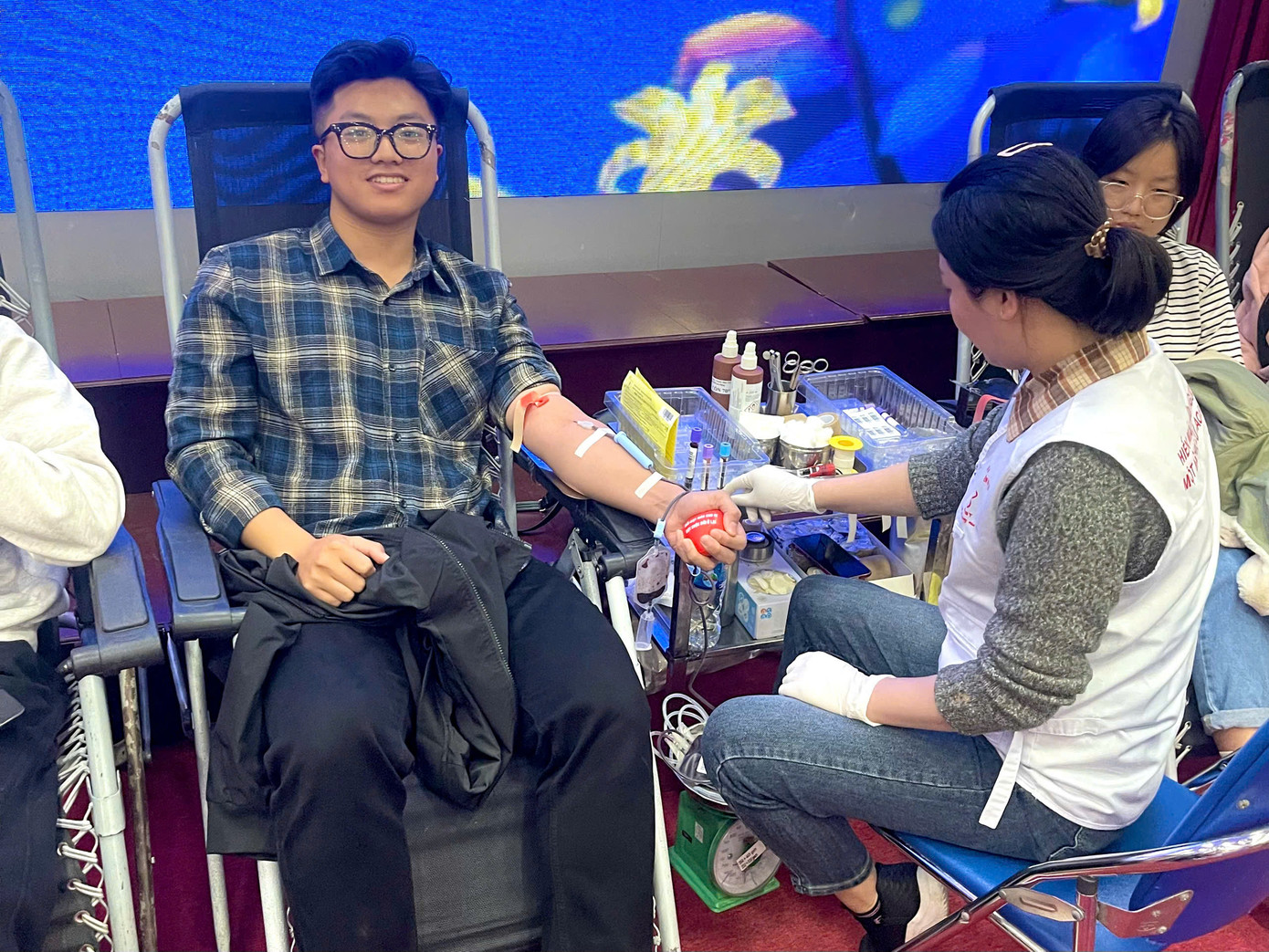 Phúc tham gia hiến máu tình nguyện, trao giọt máu hồng, gửi nghĩa tình nhân ái. Phúc tham gia hiến máu tình nguyện, trao giọt máu hồng, gửi nghĩa tình nhân ái.