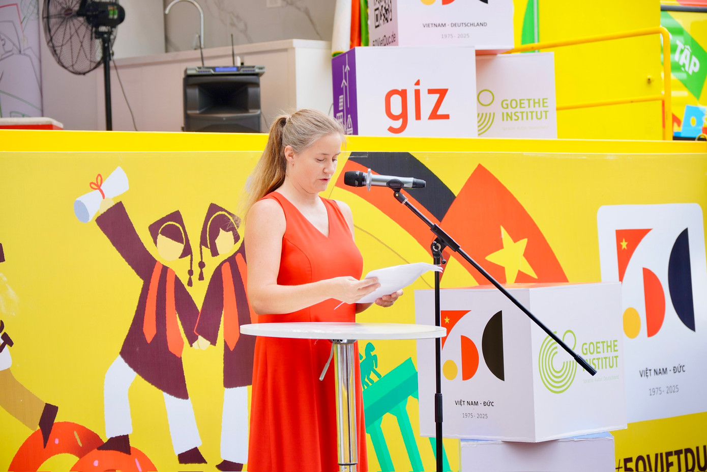 Bà Carolin Seidel - Trưởng phòng Văn hóa, Báo chí và Khoa học phát biểu tại buổi khai mạc. Bà Carolin Seidel - Trưởng phòng Văn hóa, Báo chí và Khoa học phát biểu tại buổi khai mạc.