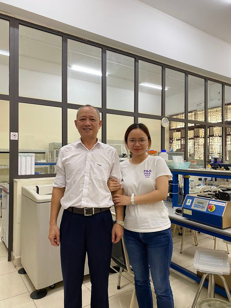 Thuỳ Linh và thầy Hà Viết Cường – người đã tận tâm dìu dắt cô trong suốt hành trình học tập.