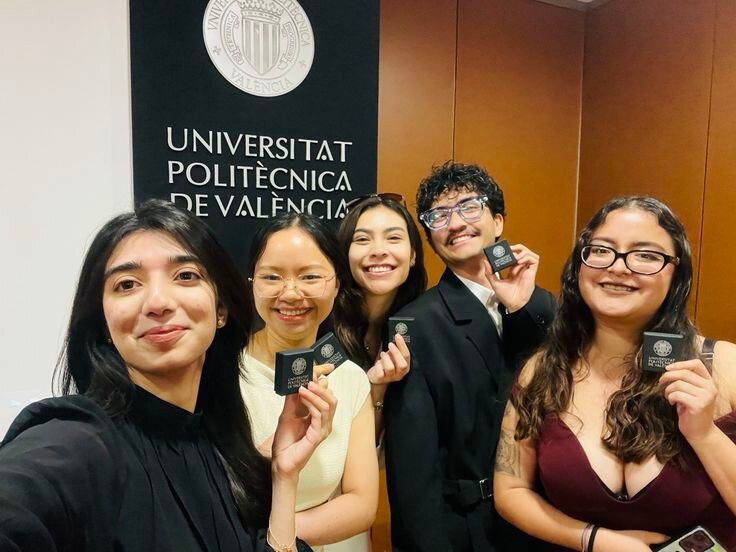 Thuỳ Linh rạng rỡ trong buổi lễ tốt nghiệp Thạc sĩ.