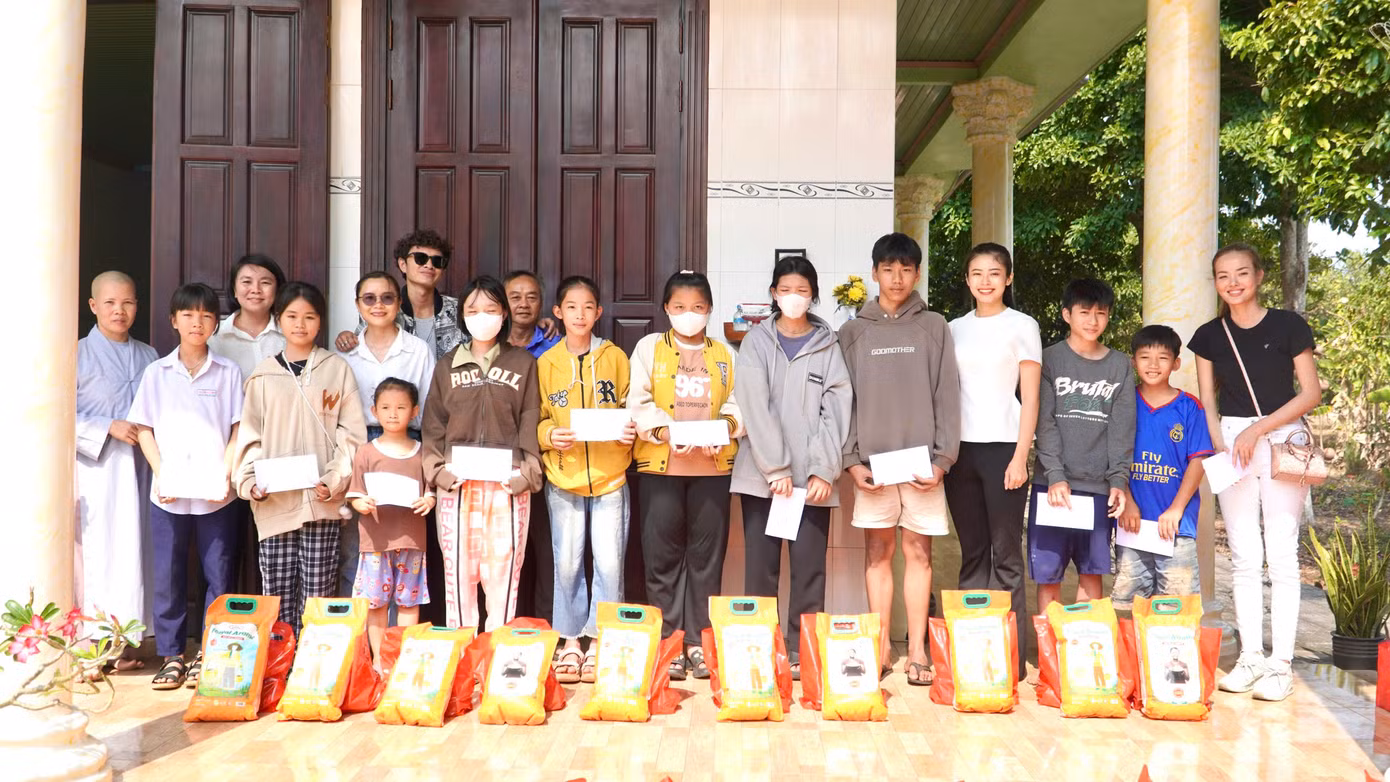 Trang và Chi hội Ươm Mầm Ước Mơ mang mùa Xuân Ất Tỵ 2025 về với người dân tại khu vực xã Thanh Lương, huyện Bình Long, tỉnh Bình Phước.