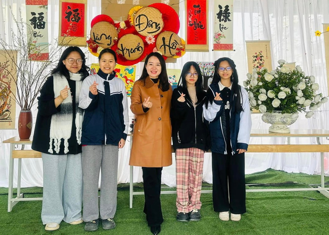 Cô Nguyễn Thị Hoa Lan - Hiệu trưởng trường THPT Chuyên Nguyễn Tất Thành cùng học sinh tại gian trại làng tranh Đông Hồ.