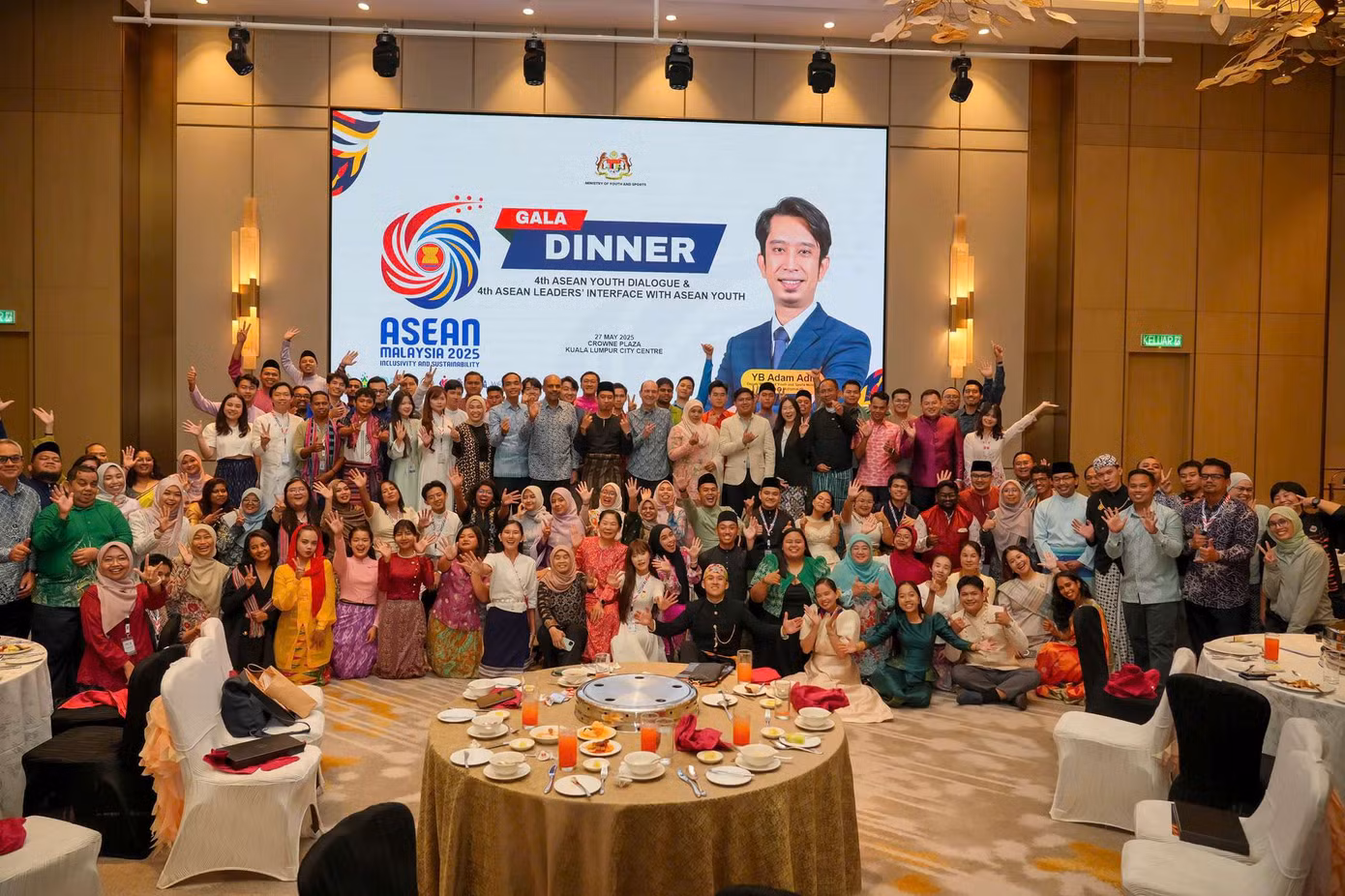 Toàn thể đại biểu thanh niên từ các quốc gia ASEAN và Timor-Leste cùng chụp ảnh lưu niệm sau chuỗi hoạt động tại Đối thoại Thanh niên ASEAN 2025.