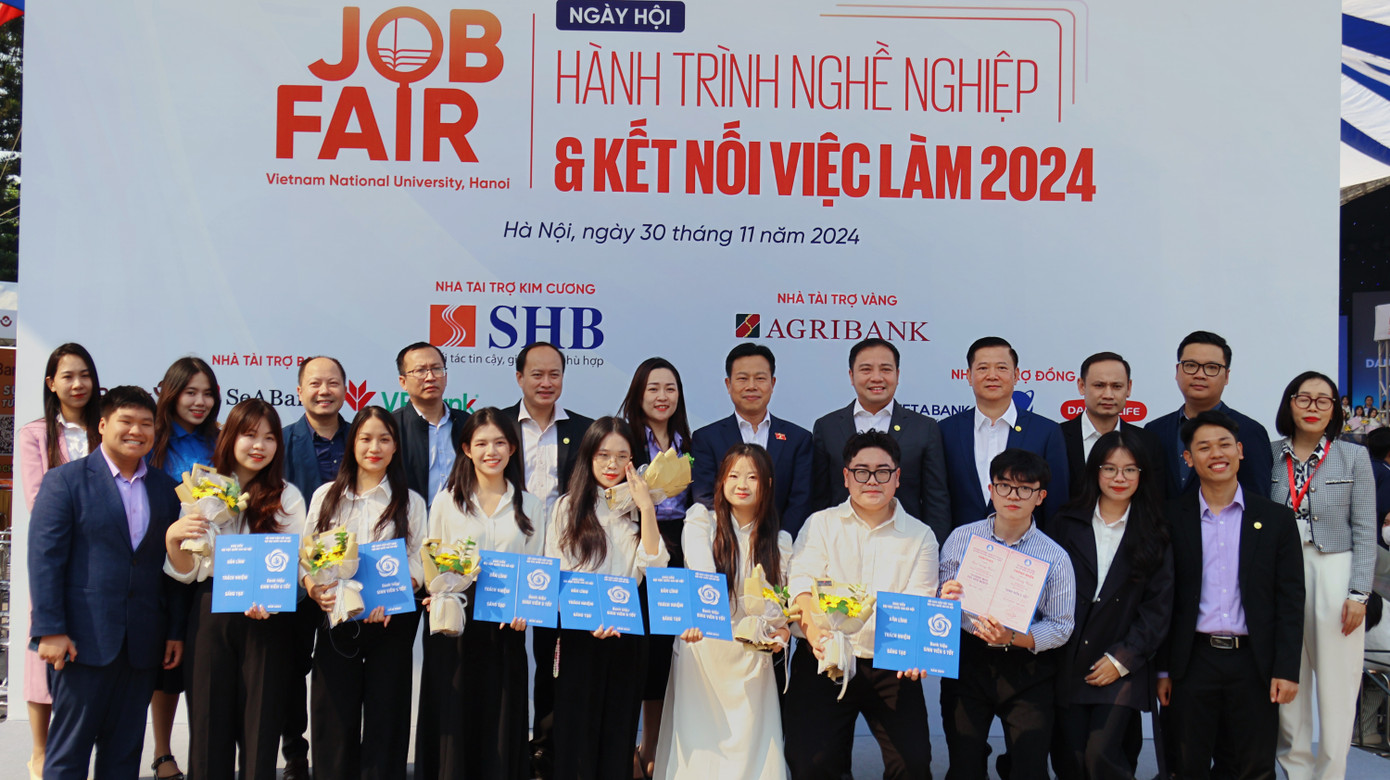 Anh Khoa và các bạn được chụp hình cùng các lãnh đạo của Đại học Quốc gia HN trong buổi lễ tuyên dương Sinh viên 5 tốt cấp VNU 2024.