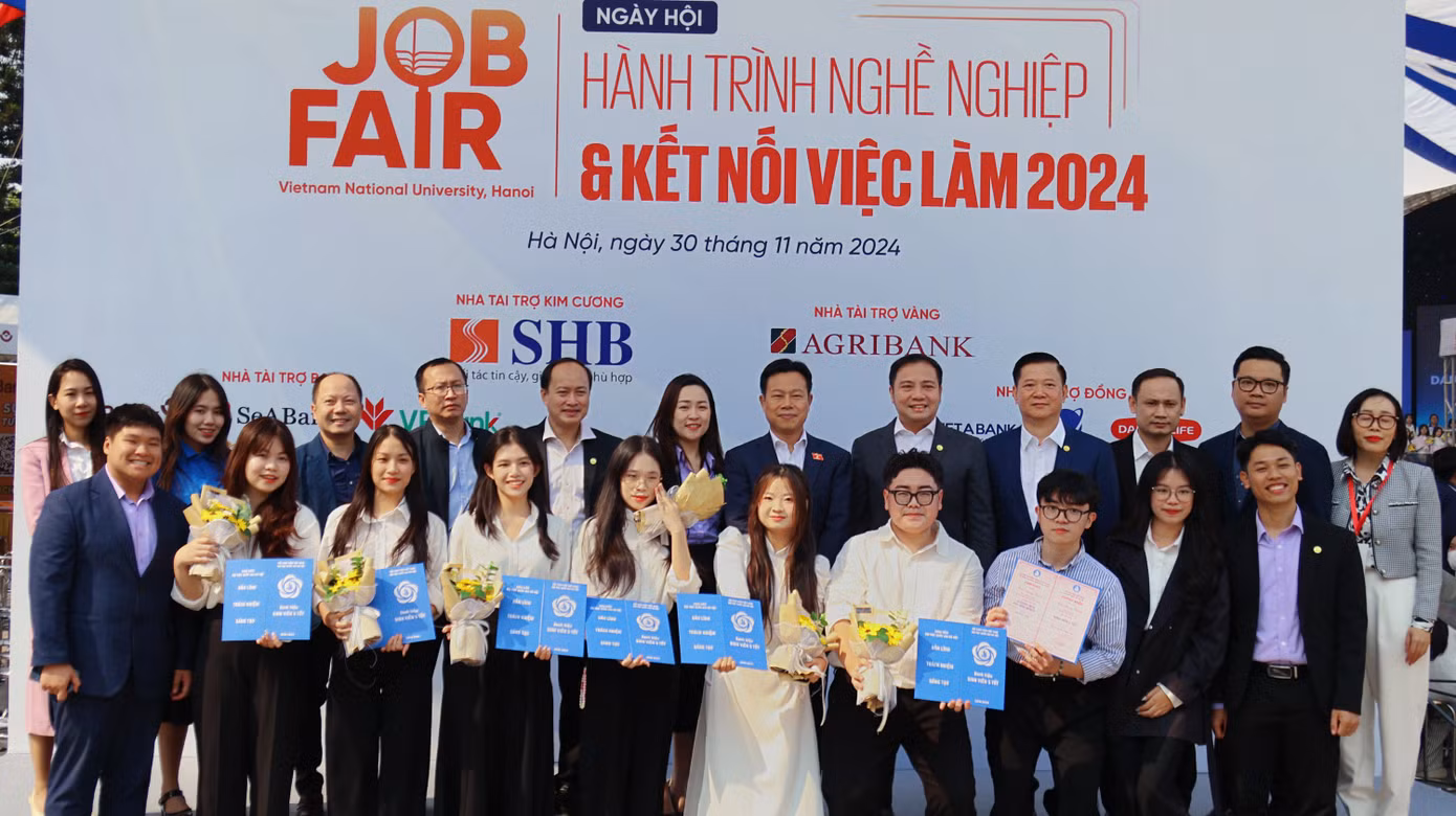 Anh Khoa và các bạn được chụp hình cùng các lãnh đạo của Đại học Quốc gia HN trong buổi lễ tuyên dương Sinh viên 5 tốt cấp VNU 2024. Anh Khoa và các bạn được chụp hình cùng các lãnh đạo của Đại học Quốc gia HN trong buổi lễ tuyên dương Sinh viên 5 tốt cấp VNU 2024.