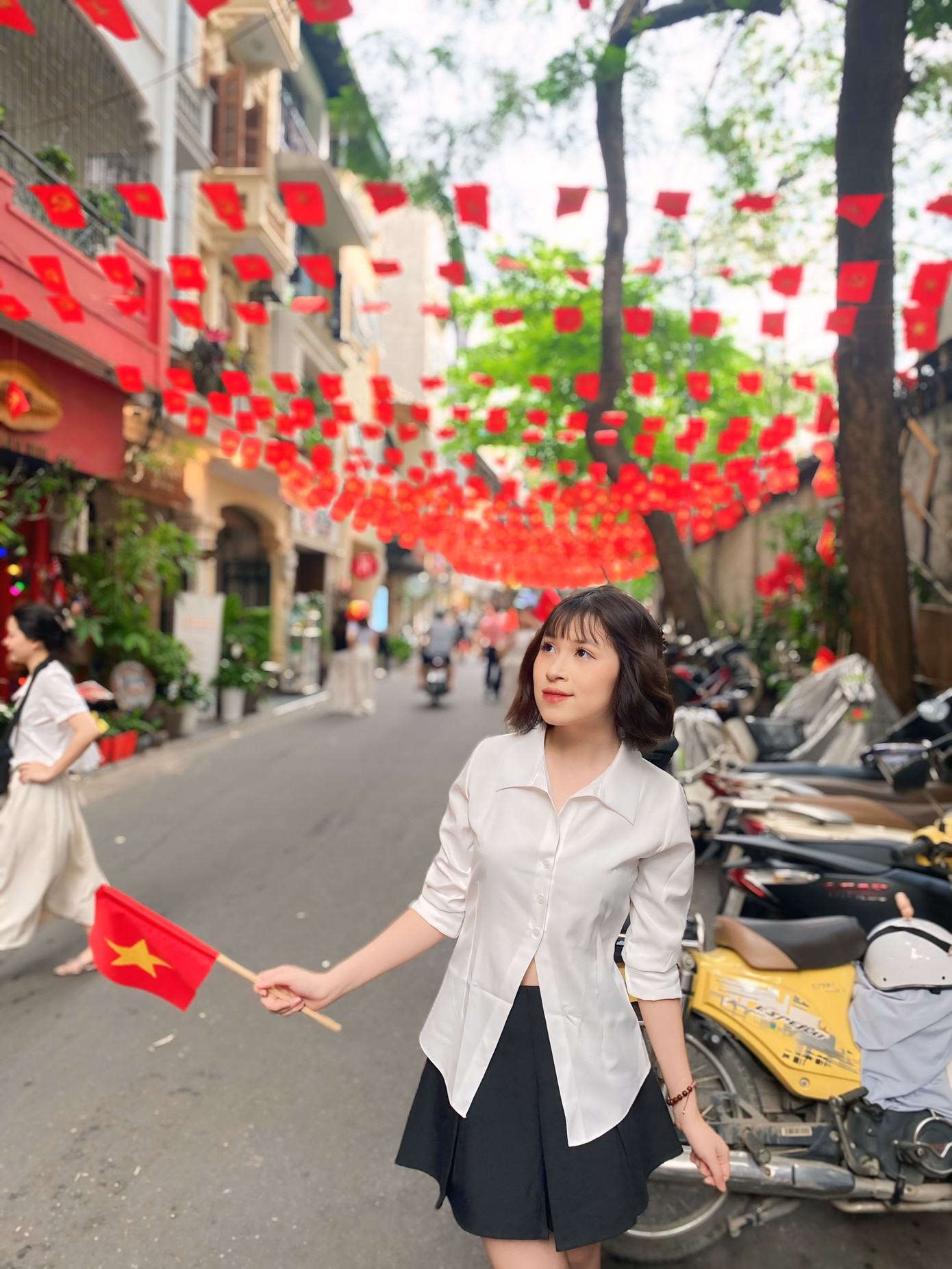 Bảo Ngọc cho rằng hoạt động check-in của giới trẻ có thể góp phần quảng bá hình ảnh đẹp của Hà Nội và Việt Nam ra thế giới. Thông qua các trang mạng xã hội như: Instagram, Threads hoặc Facebook,...những khoảnh khắc tươi vui, tràn đầy niềm tự hào dân tộc sẽ lan tỏa mạnh mẽ, giúp bạn bè quốc tế cảm nhận được tinh thần yêu nước và sự phát triển năng động của đất nước mình (Ảnh: Mỹ Lam)