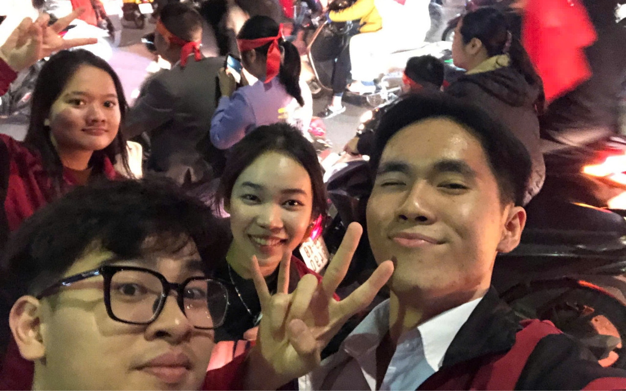 Liên (giữa) cùng bạn bè “đi bão” sau chiến thắng của tuyển Việt Nam.