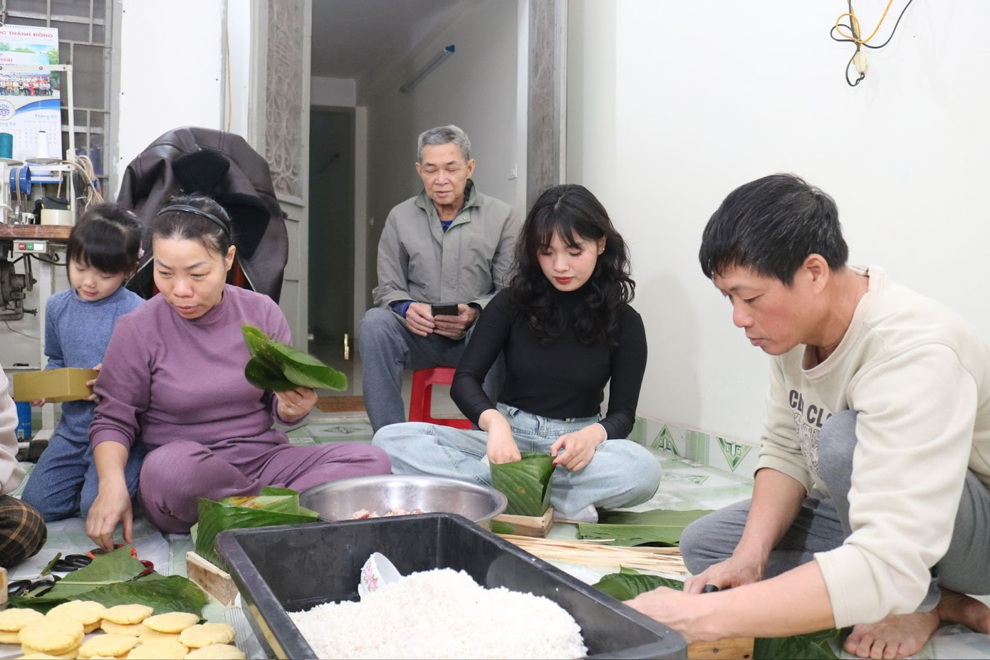 Cả gia đình Minh Phương, từ ông bà đến con cháu, cùng quây quần bên nhau gói bánh chưng. Không khí ấm áp, tràn đầy yêu thương lan tỏa trong từng câu chuyện kể ngày Tết. Cả gia đình Minh Phương, từ ông bà đến con cháu, cùng quây quần bên nhau gói bánh chưng. Không khí ấm áp, tràn đầy yêu thương lan tỏa trong từng câu chuyện kể ngày Tết.
