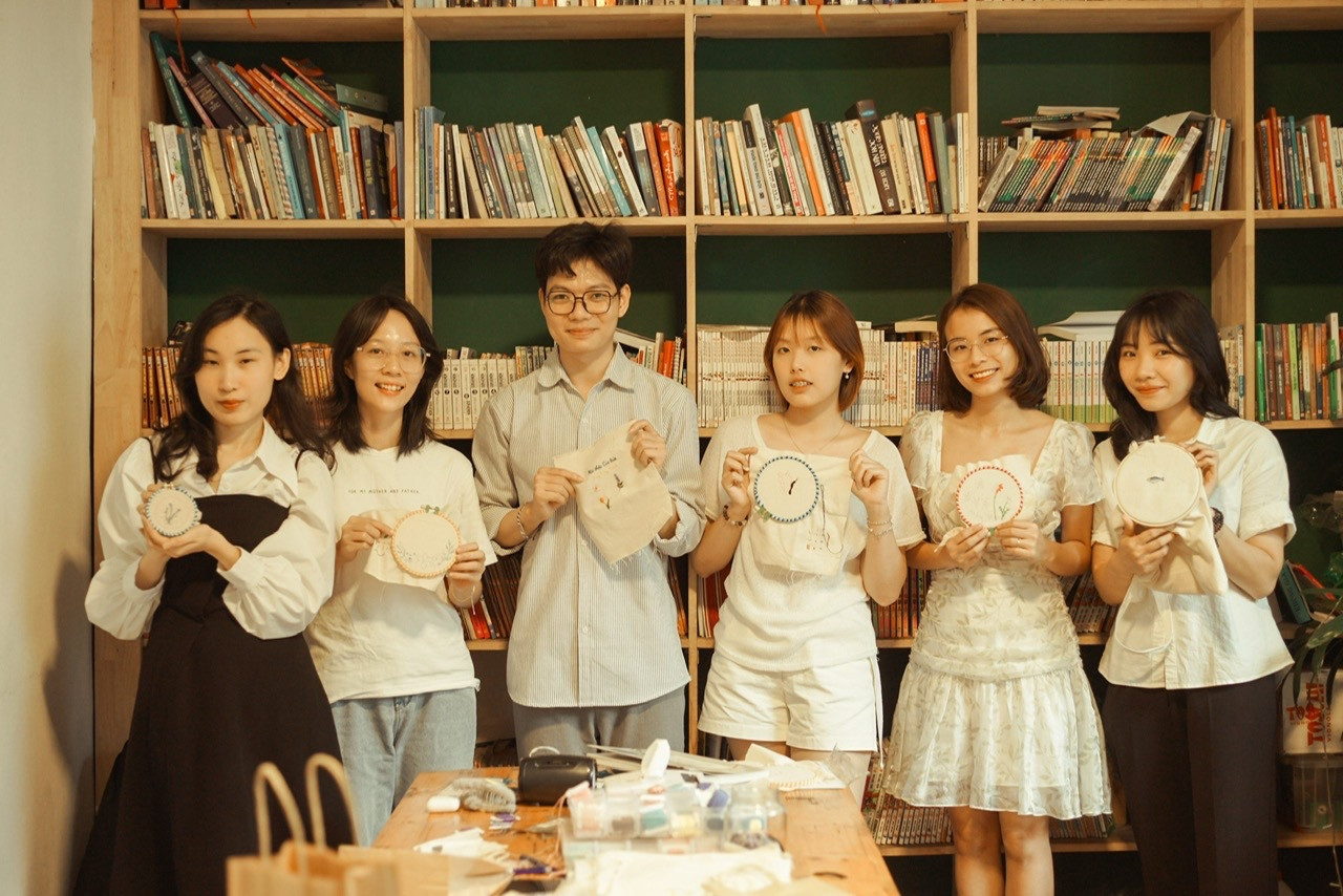 Thành phẩm của các học viên trẻ sau một buổi tham gia workshop thêu tay. Thành phẩm của các học viên trẻ sau một buổi tham gia workshop thêu tay.