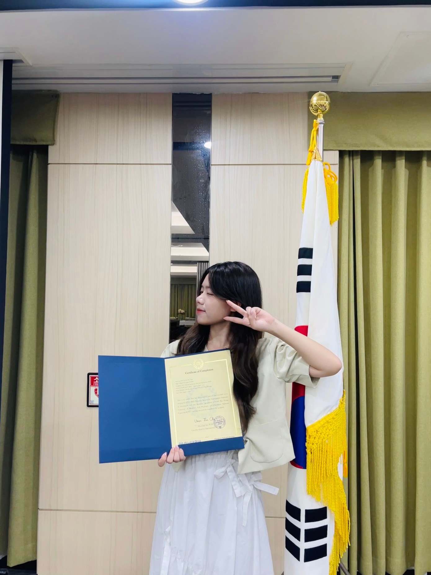 Mai Ngân nhận chứng nhận tham gia chương trình mùa hè tại trường Đại học Quốc gia ChungNam.