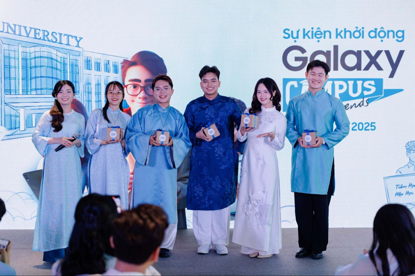 Phú Bình (thứ 3 từ phải sang) luôn nỗ lực hoàn thiện bản thân.