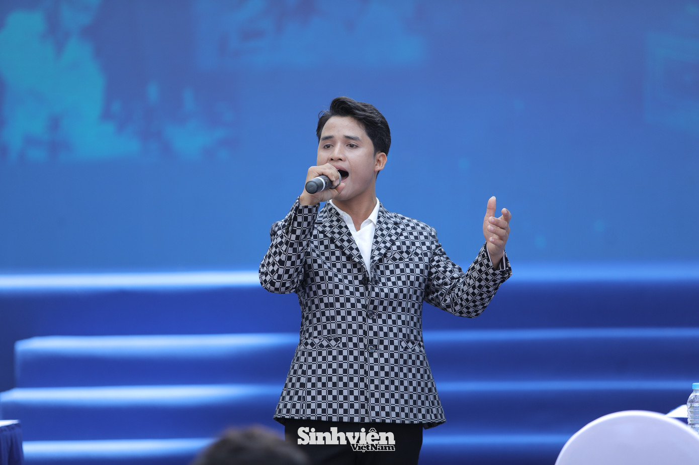 Với thế mạnh là giọng hát hào hùng, khỏe khoắn, Hồ Văn Kãnh đã 'vẽ' nên Một vòng Việt Nam tươi đẹp và đầy tự hào, khơi dậy tình yêu quê hương trong lòng các bạn học sinh.