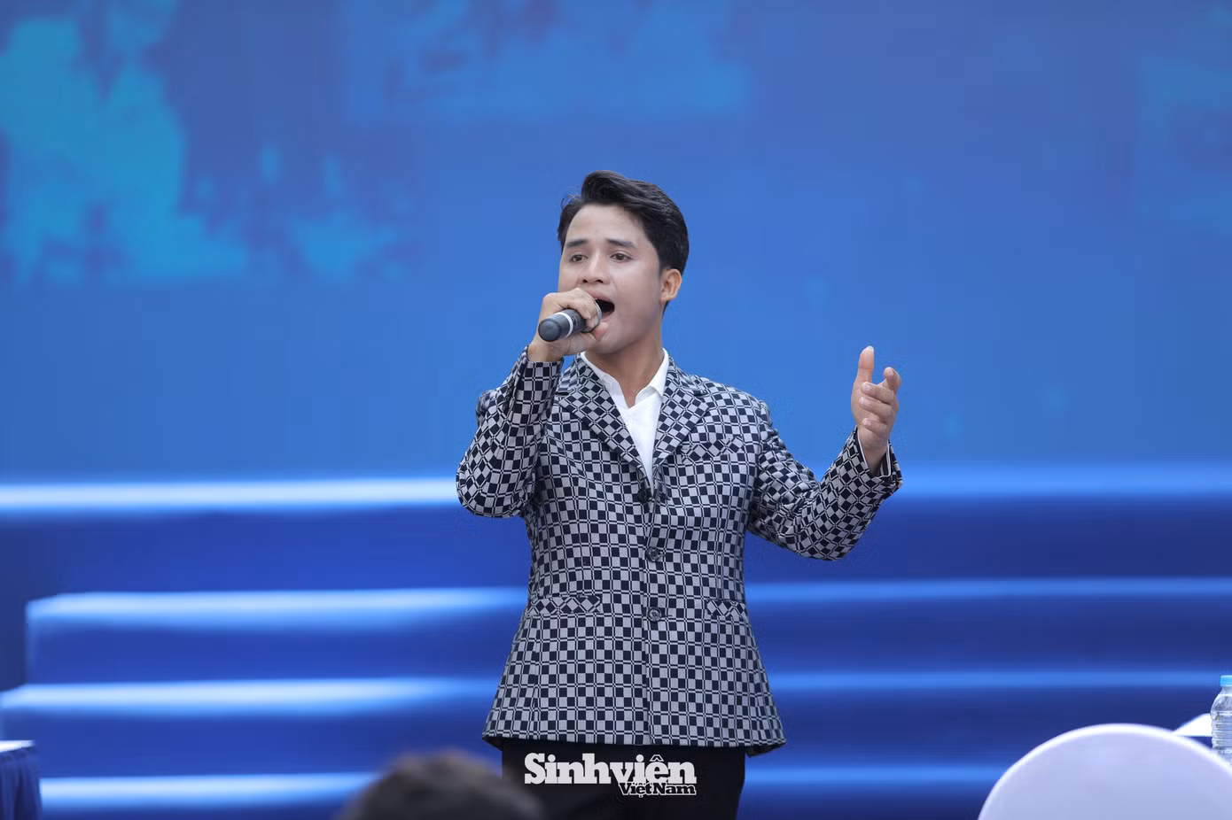 Với thế mạnh là giọng hát hào hùng, khỏe khoắn, Hồ Văn Kãnh đã 'vẽ' nên Một vòng Việt Nam tươi đẹp và đầy tự hào, khơi dậy tình yêu quê hương trong lòng các bạn học sinh.