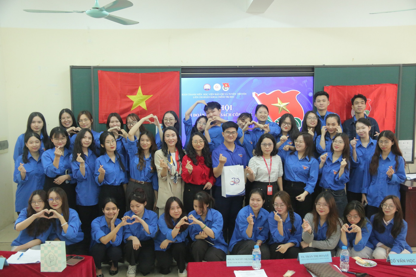 Quốc Huy cùng tập thể lớp Chính sách công K42, đoàn kết và nhiệt huyết. Quốc Huy cùng tập thể lớp Chính sách công K42, đoàn kết và nhiệt huyết.