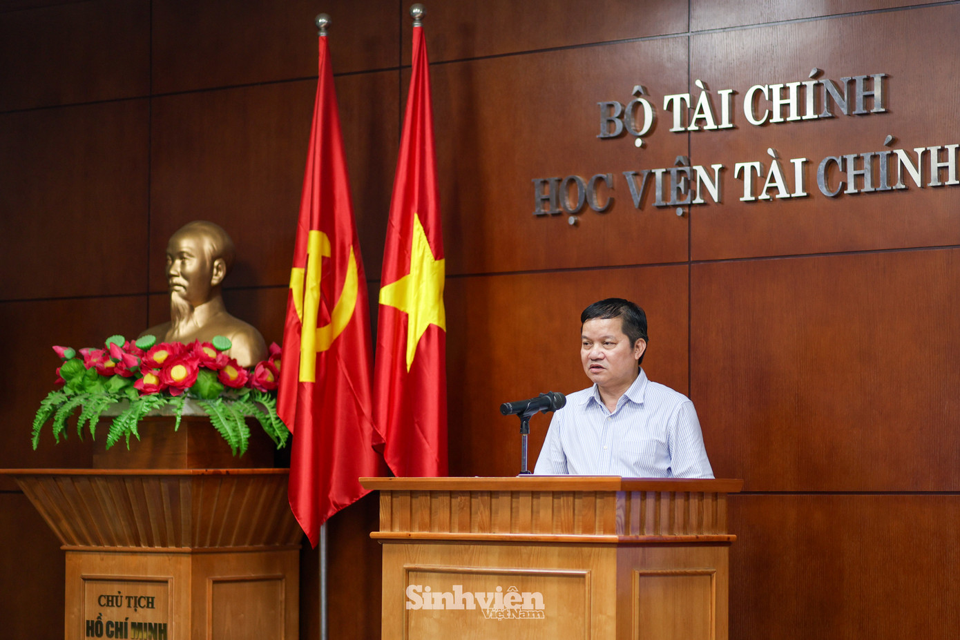 Phát biểu khai mạc, PGS. TS Nguyễn Mạnh Thiều, Phó Giám đốc Học viện Tài chính, đã nhấn mạnh mục tiêu quan trọng của chương trình, đặc biệt lưu ý đến việc nhận diện rõ ràng các vấn đề và yêu cầu mới đặt ra đối với công tác quản lý, chiến lược phát triển nguồn nhân lực, cũng như những tác động sâu rộng đến cộng đồng và toàn xã hội trước sự bùng nổ của công nghệ, quá trình số hóa mạnh mẽ, vai trò ngày càng tăng của dữ liệu lớn và bối cảnh hội nhập kinh tế quốc tế.