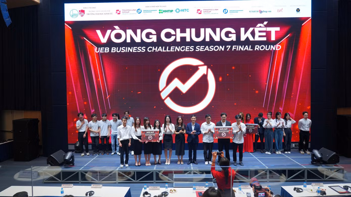 Đội ChillG – liên minh giữa Đại học Kinh tế Quốc dân và Trường Đại học Ngoại thương – giành Giải Nhì Bảng 2 nhờ chiến lược marketing sáng tạo cho động cơ điện, góp phần thúc đẩy xu hướng tiêu dùng xanh và phát triển bền vững. Đội ChillG – liên minh giữa Đại học Kinh tế Quốc dân và Trường Đại học Ngoại thương – giành Giải Nhì Bảng 2 nhờ chiến lược marketing sáng tạo cho động cơ điện, góp phần thúc đẩy xu hướng tiêu dùng xanh và phát triển bền vững.