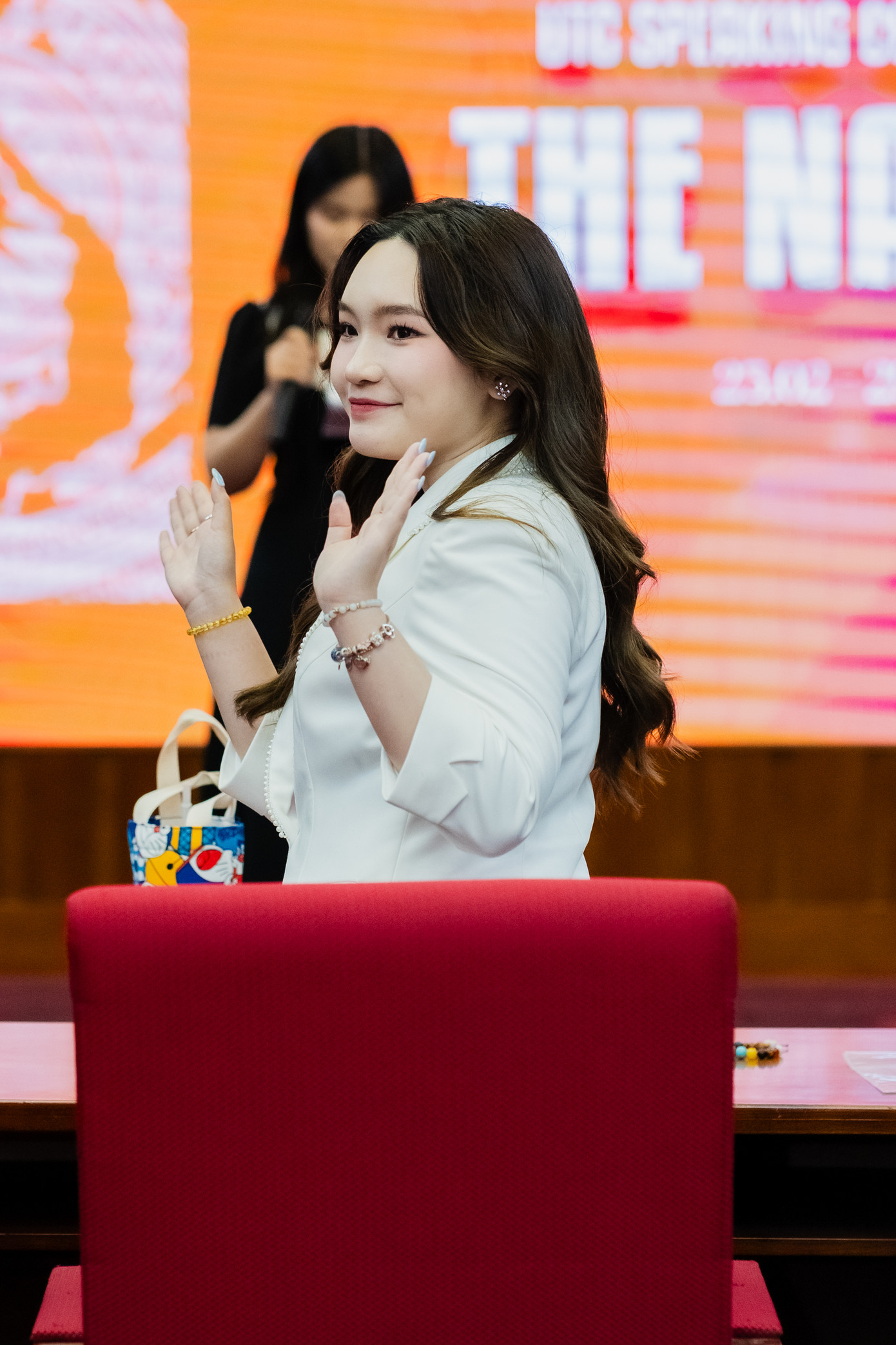 Khánh Linh làm BGK các cuộc thi hùng biện, MC.