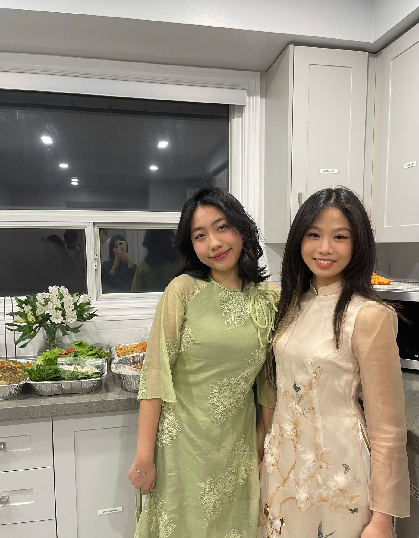 Cẩm Vân và bạn rạng rỡ trong tà áo dài truyền thống, cùng nhau đón Tết Nguyên Đán 2025 tràn đầy niềm vui và hy vọng.