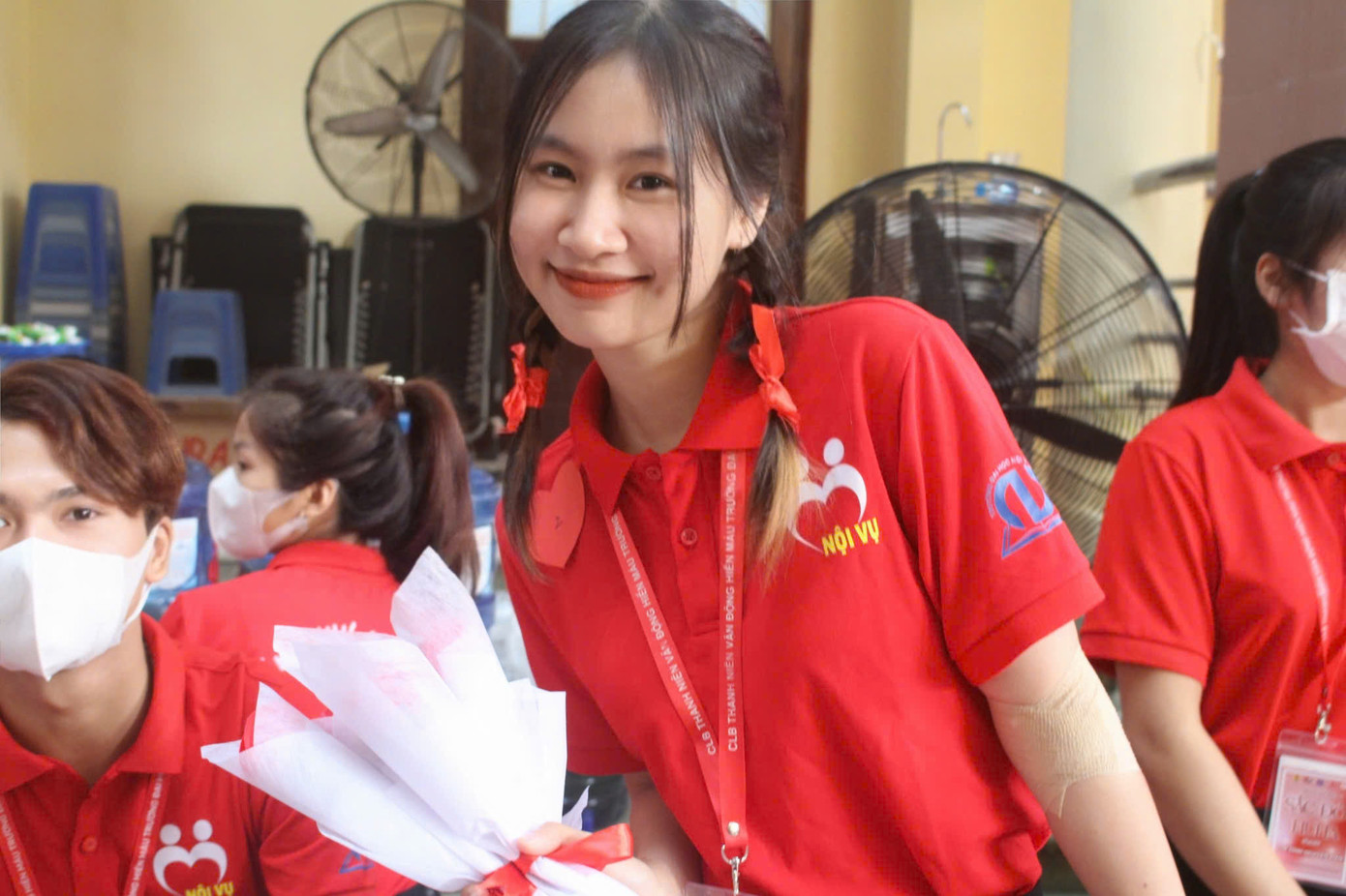 Huệ trong những ngày đầu tham gia CLB, bắt đầu chặng đường lan tỏa yêu thương từ những điều giản dị nhất. Huệ trong những ngày đầu tham gia CLB, bắt đầu chặng đường lan tỏa yêu thương từ những điều giản dị nhất.